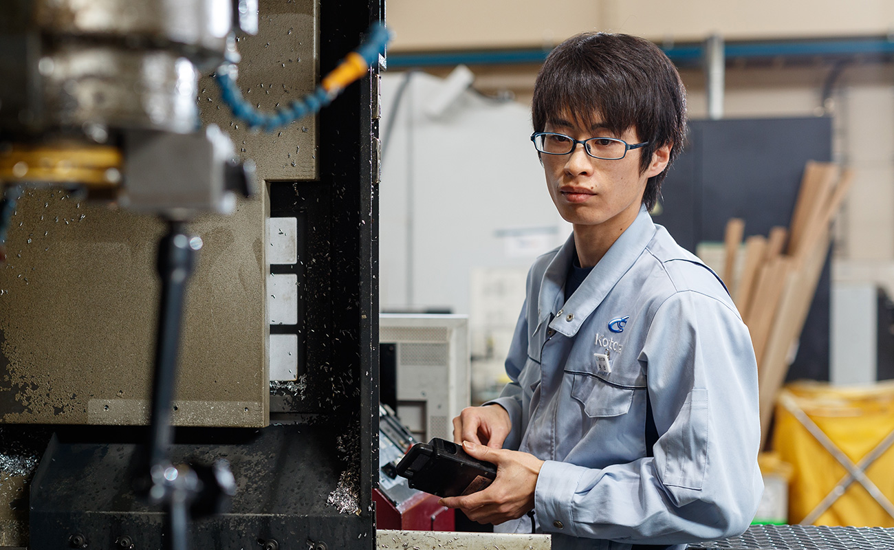 勤務中の井出一彦さん