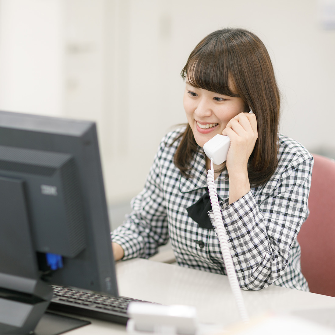 勤務中の半田麻由さん