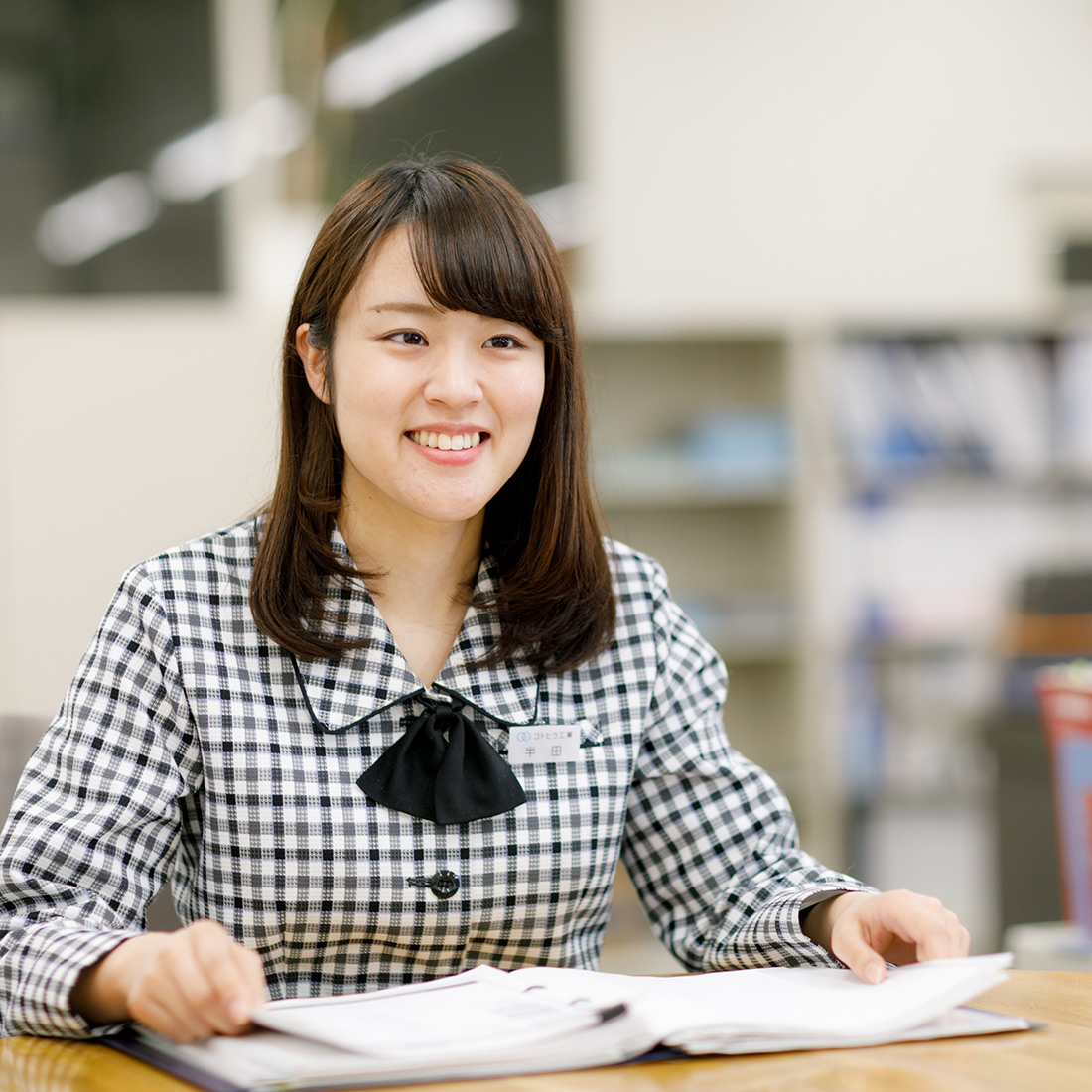 勤務中の半田麻由さん