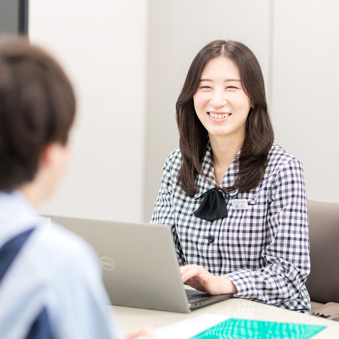 勤務中の宮川千里さん