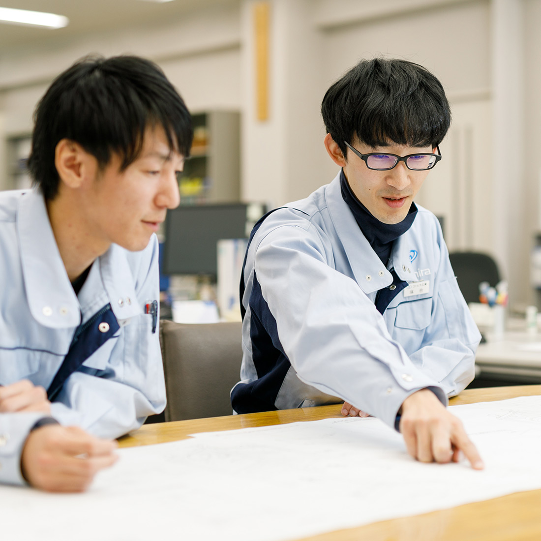 勤務中の落合航さん
