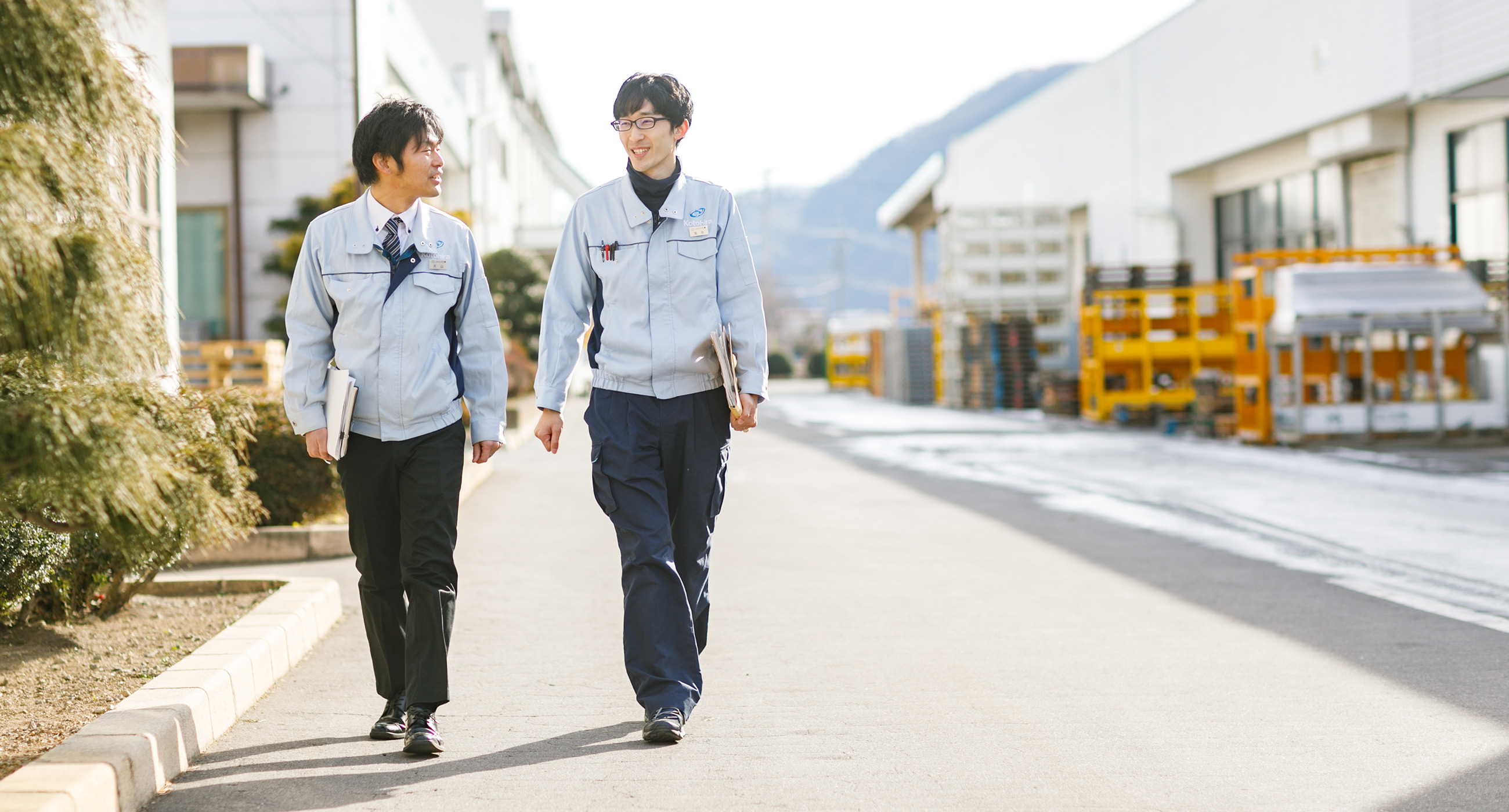 勤務中の落合航さん
