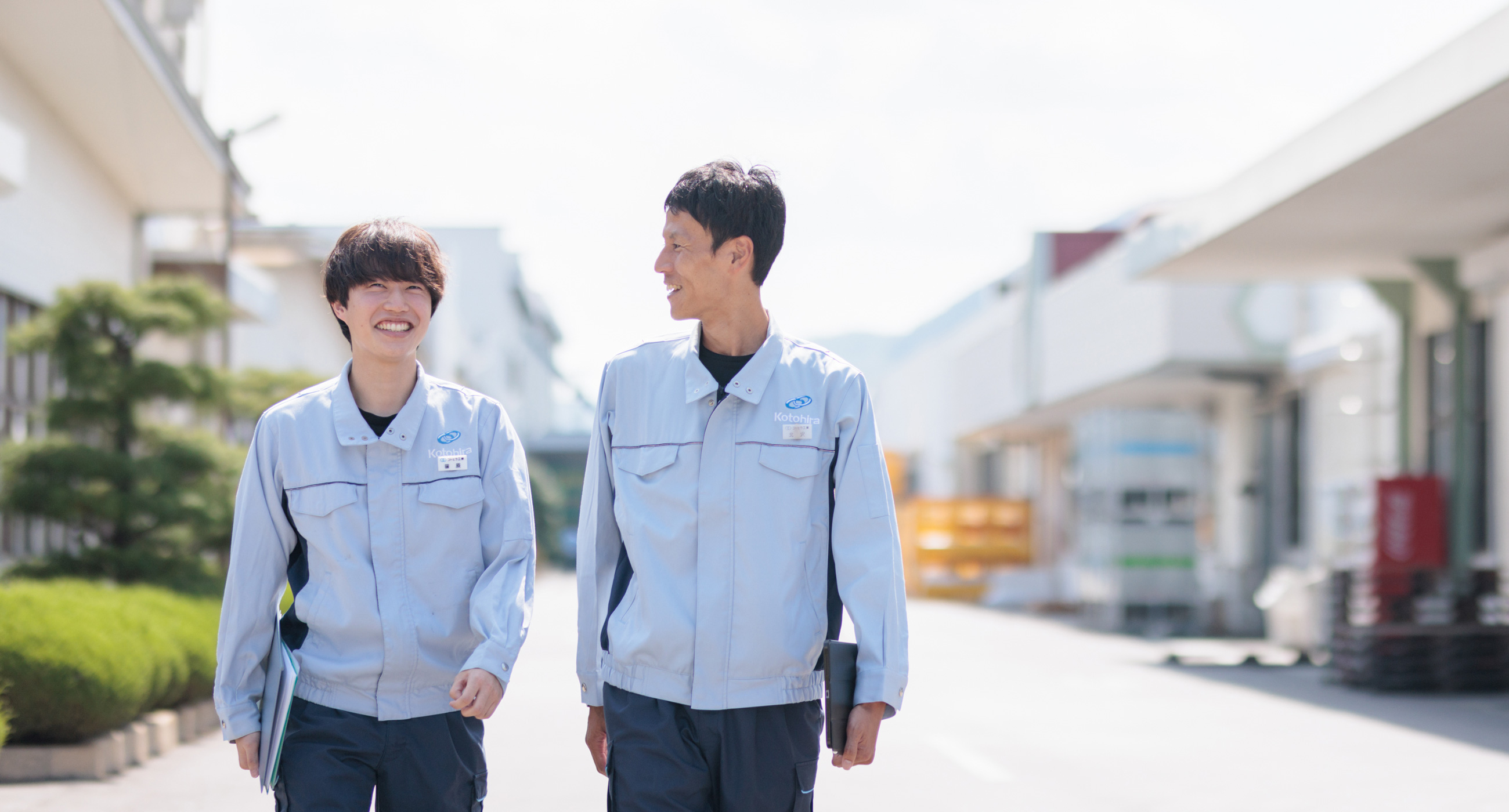 勤務中の篠原涼雅さん