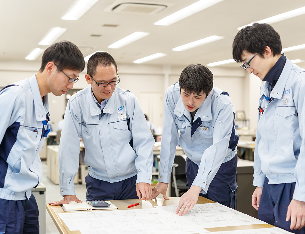 勤務中の橋本信さん