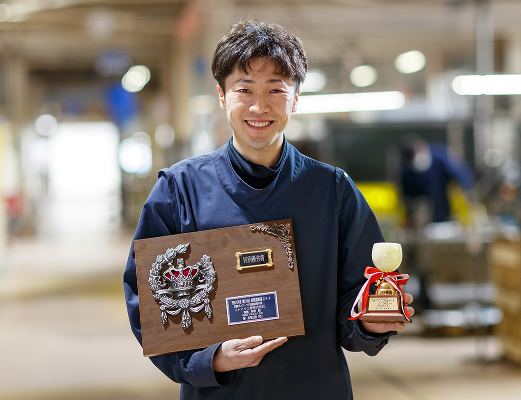勤務中の齋藤智明さん