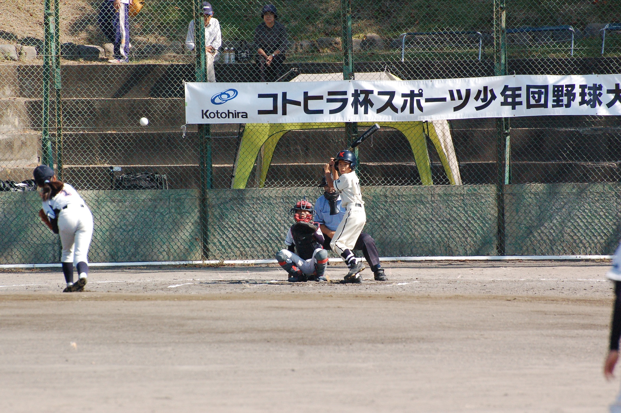 野球の試合をする子どもたちの写真