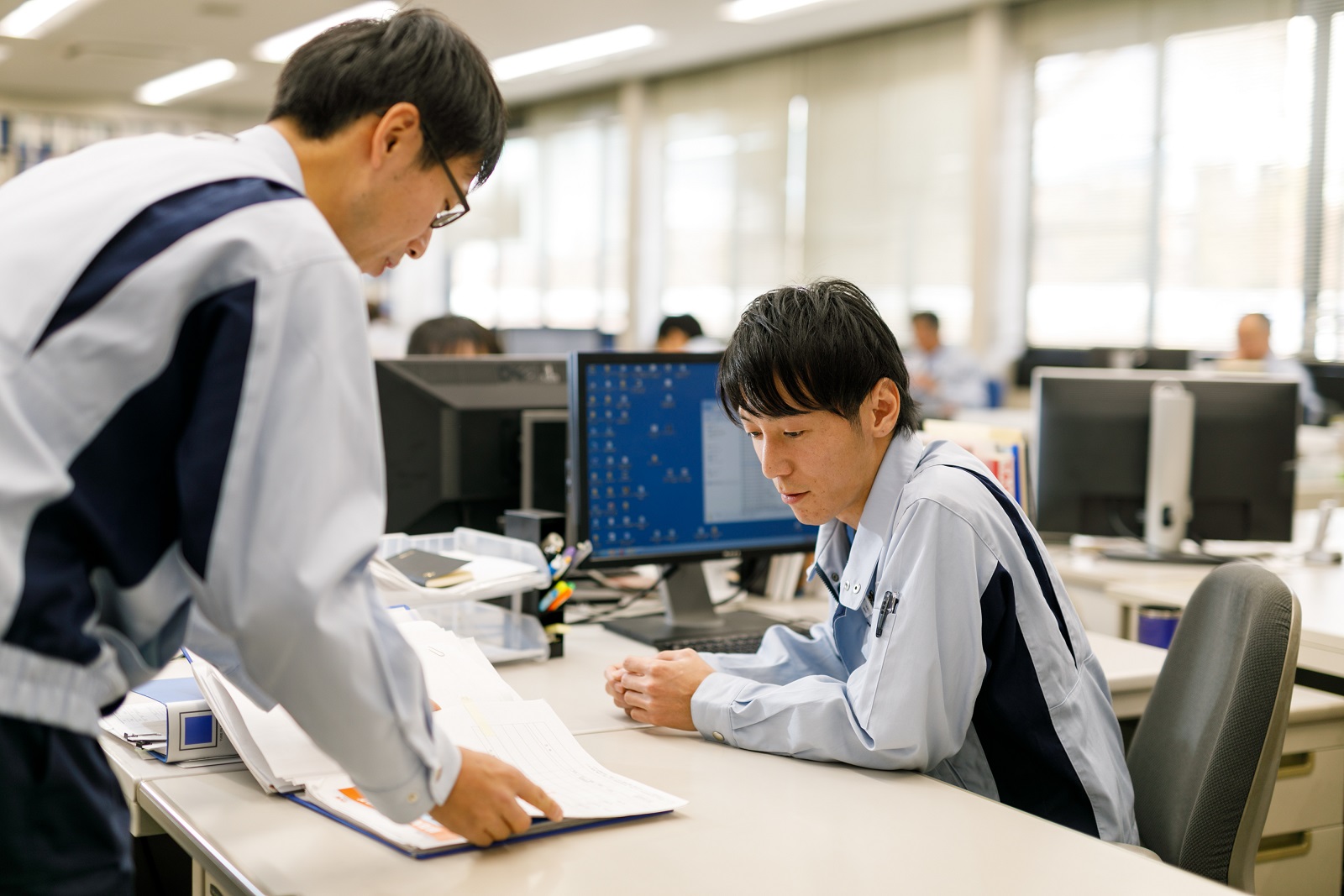 仕事中の社員2名の様子