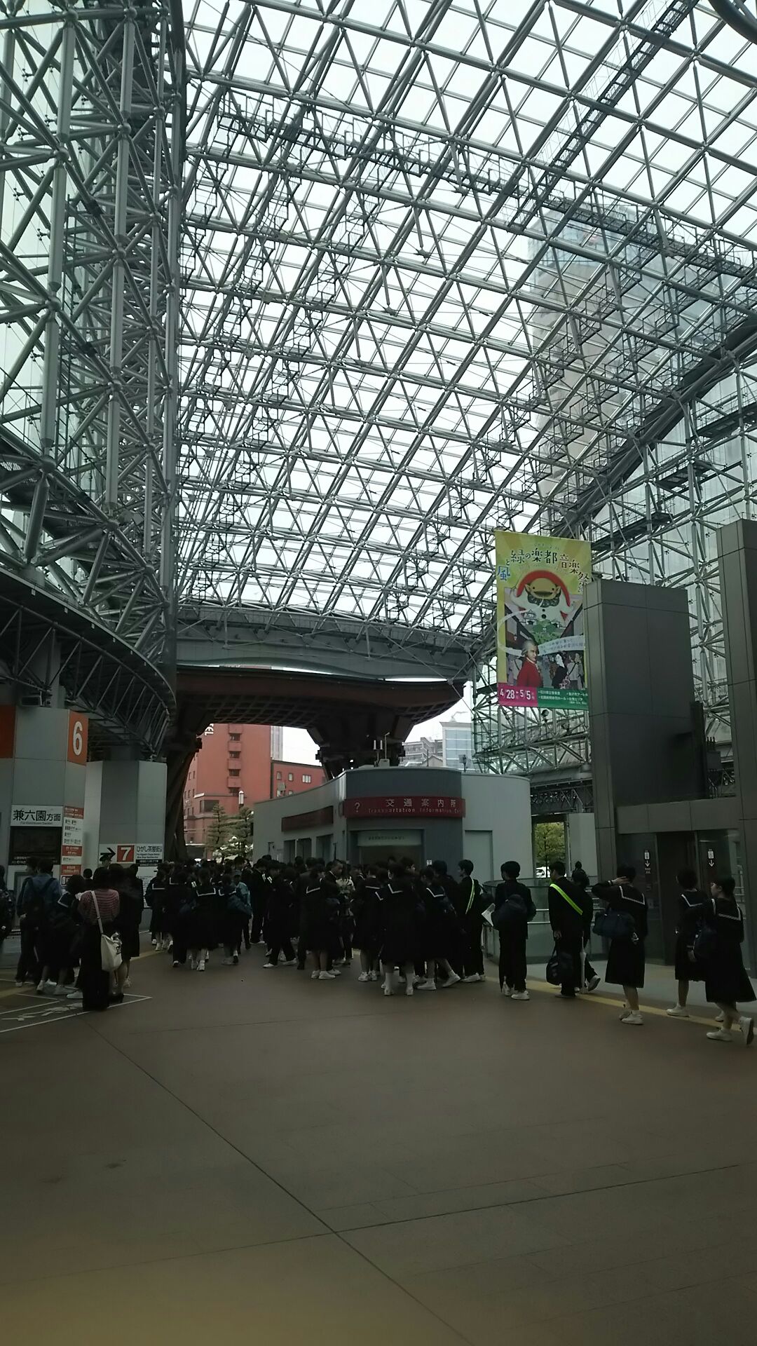 修学旅行生がたくさんいる金沢駅の写真