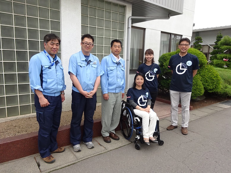 チャレンジデー大使の田口亜希様と弊社社員の記念写真