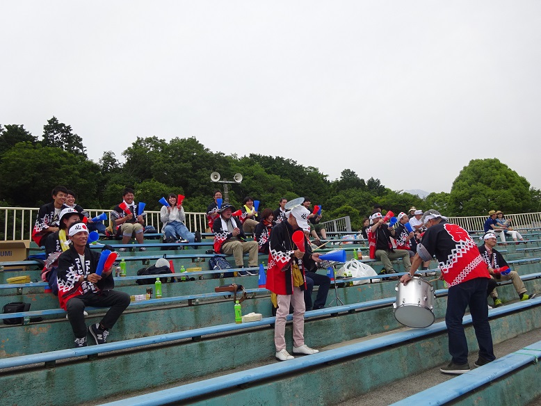 東日本軟式野球大会出場の応援をする弊社社員の様子