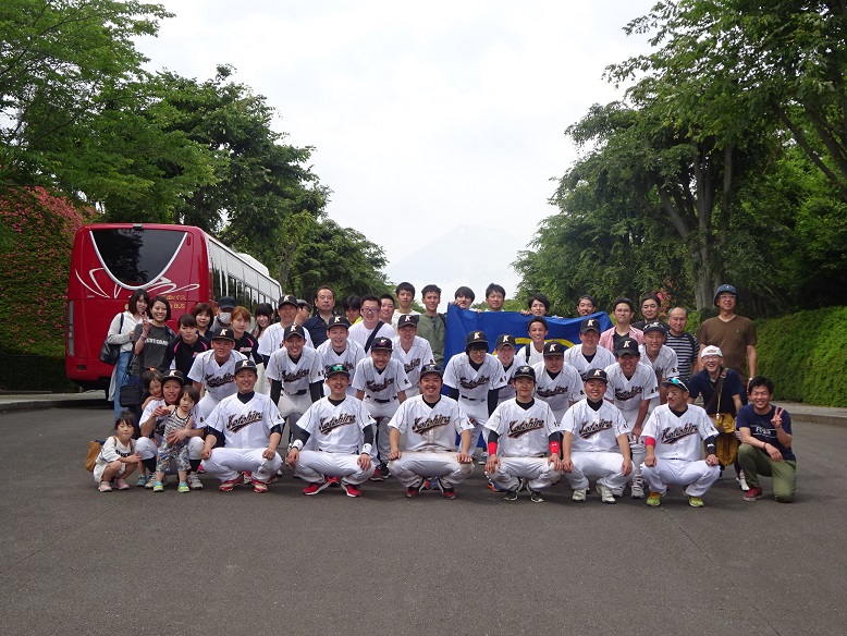 野球部と応援団の集合写真