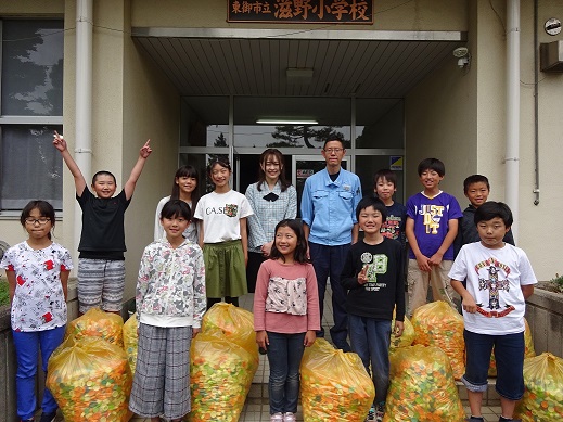 田中小学校の生徒と寄付したエコキャップの写真