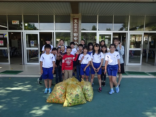 エコキャップと田中小学校の生徒の記念写真