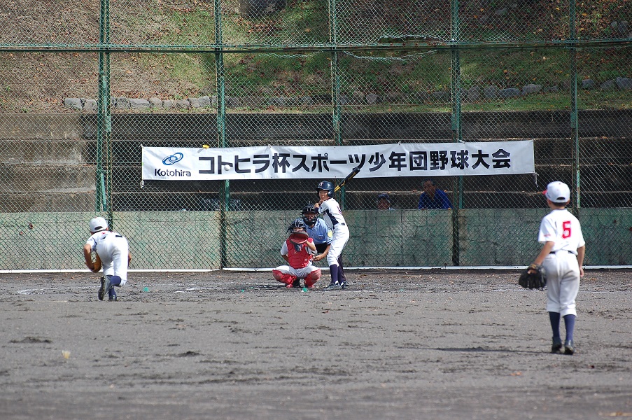 野球の試合をする子どもたちの写真
