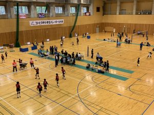 コトヒラ杯小学生バレーボール大会で試合を行う子どもたちの様子