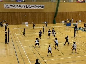 コトヒラ杯小学生バレーボール大会で試合を行う子どもたちの様子