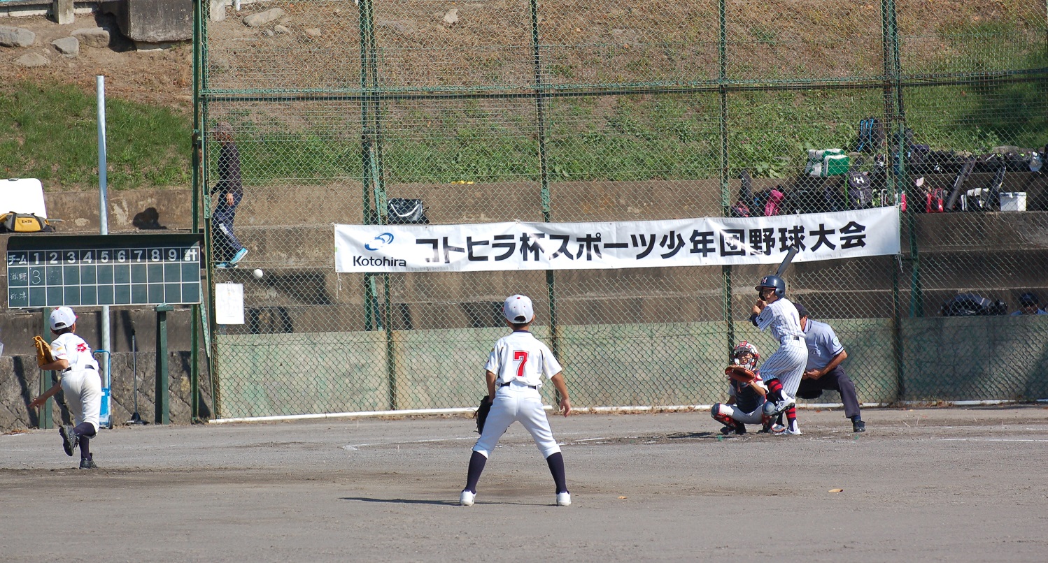 コトヒラ杯少年野球大会で試合を行う子どもたちの様子