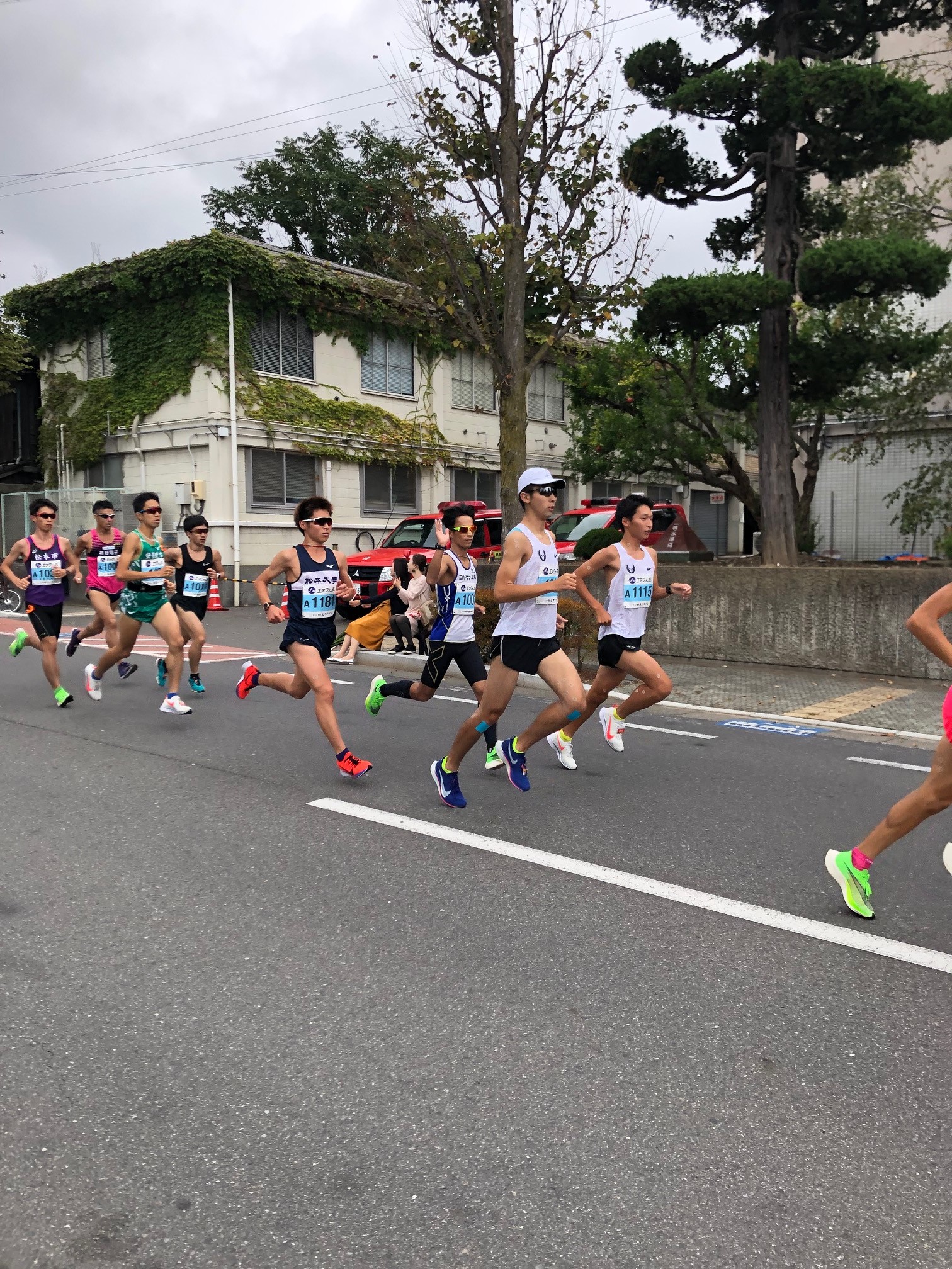 松本マラソンで走るたくさんの選手の様子