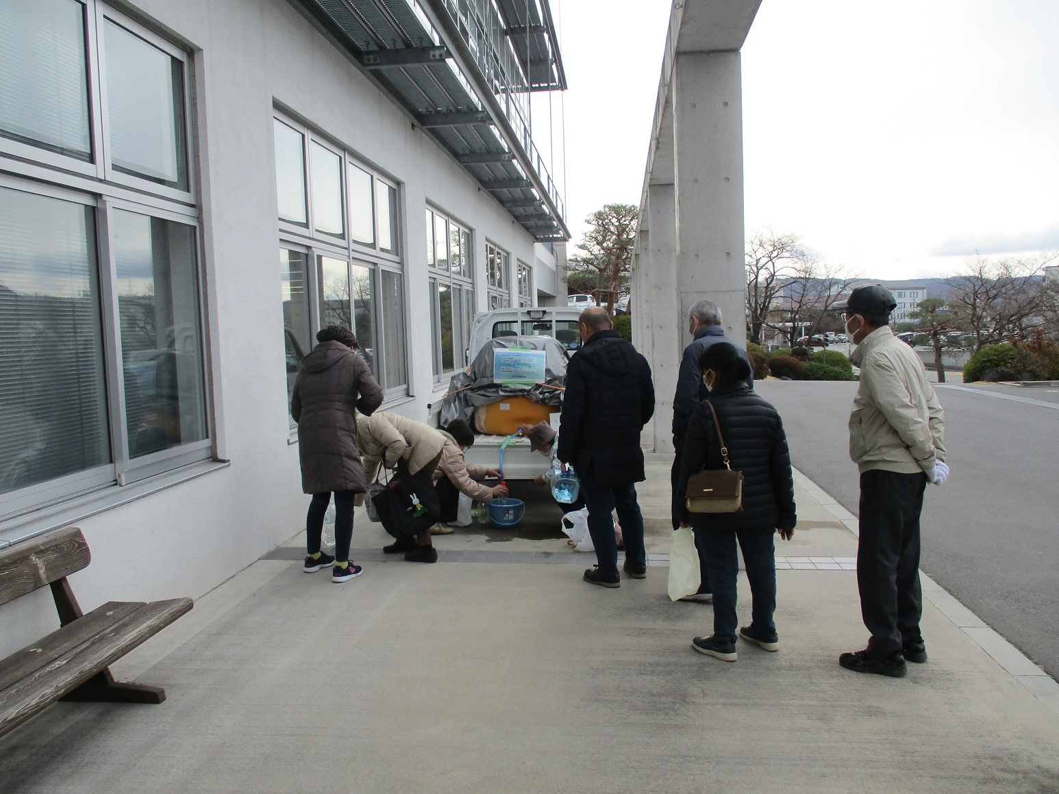 東御市役所で微酸性電解水を配布する様子