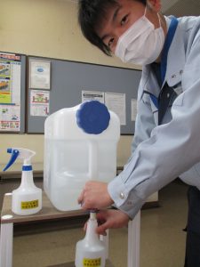 微酸性電解水を小分けにする弊社社員の様子