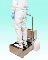 靴底洗浄装置　両足タイプ　使用シーン